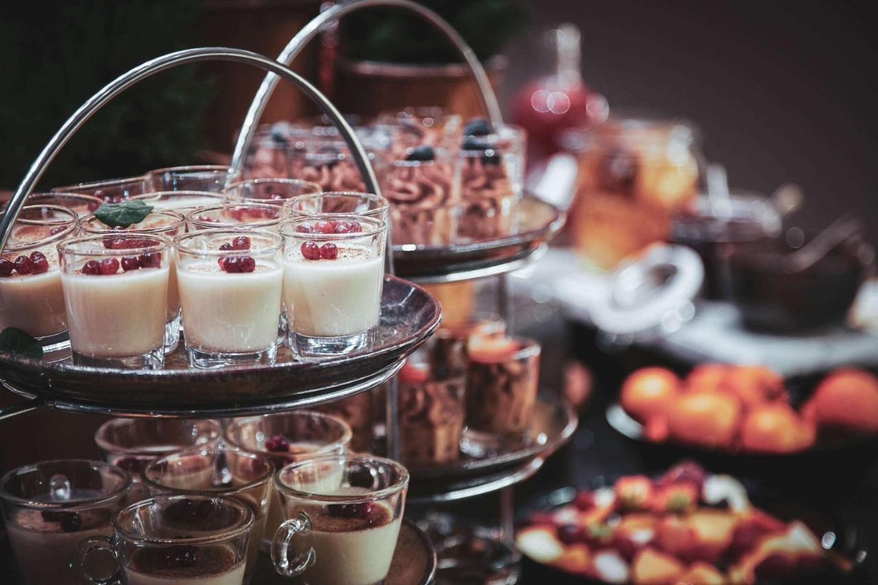 Radisson Collection, Strand Hotel, שטוקהולם מראה חיצוני תמונה A selection of desserts