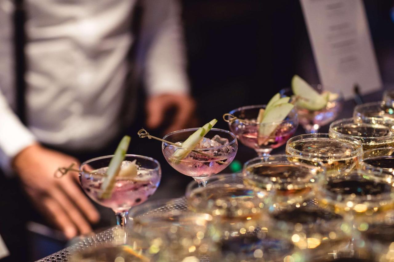 Radisson Collection, Strand Hotel, שטוקהולם מראה חיצוני תמונה A tray of cocktails