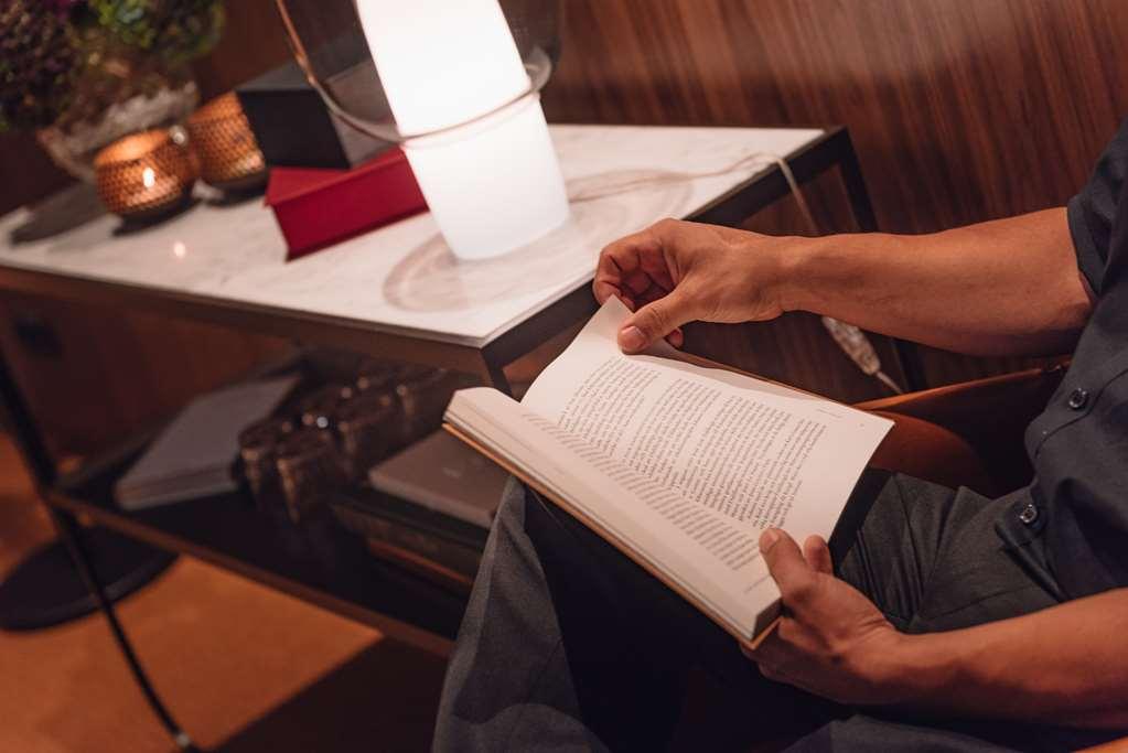 Radisson Collection, Strand Hotel, שטוקהולם מראה חיצוני תמונה A person reading a book